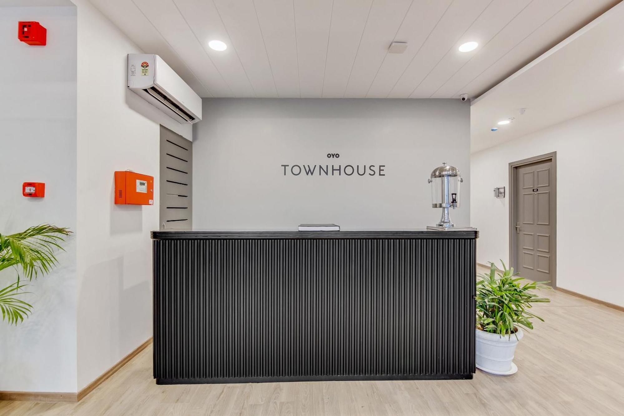Townhouse Sector 49 Near Logix City Centre 노이다 외부 사진