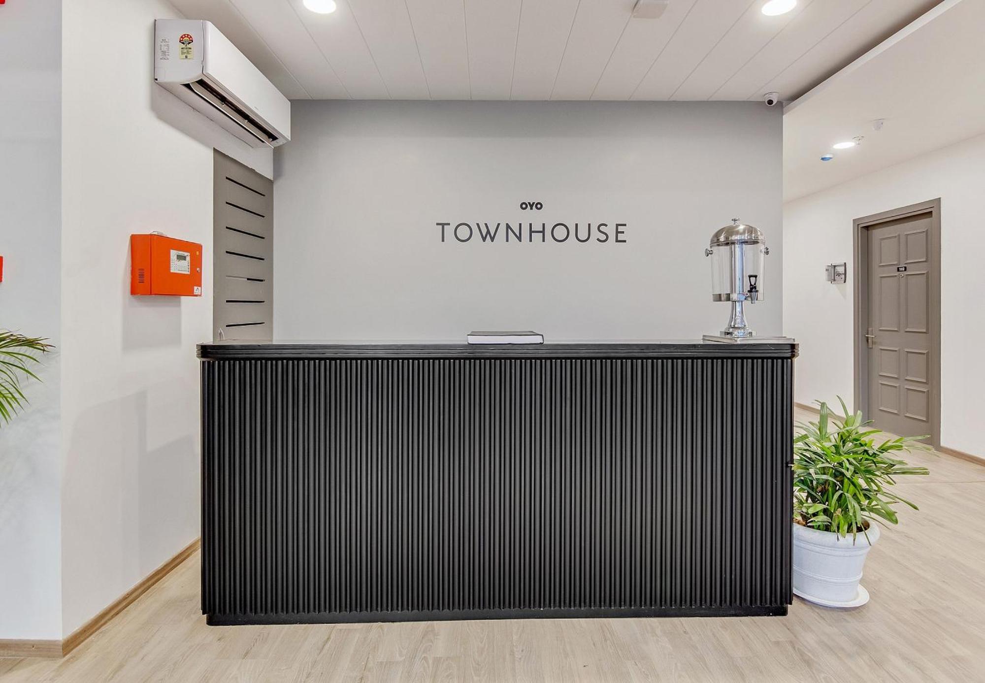 Townhouse Sector 49 Near Logix City Centre 노이다 외부 사진